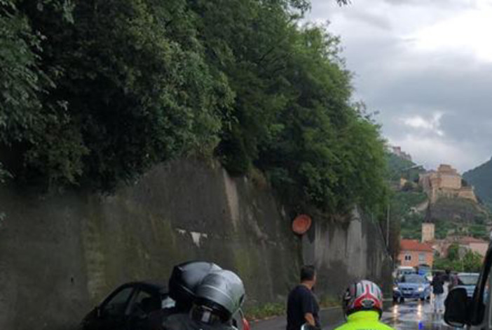 Asfalto scivoloso: incidenti sulla strada per Finalborgo e a Capo Noli Asfalto scivoloso: incidenti sulla strada per Finalborgo e a Capo Noli