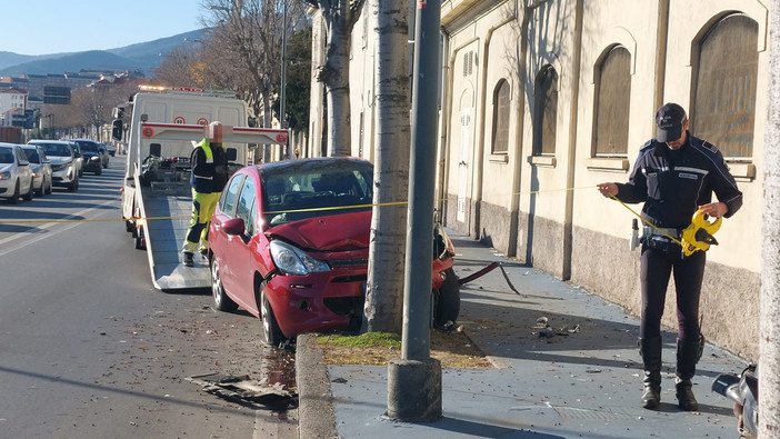 Schianto frontale in via Stalingrado a Savona: auto sbanda, centra uno scooter e finisce contro un albero Schianto frontale in via Stalingrado a Savona: auto sbanda, centra uno scooter e finisce contro un albero