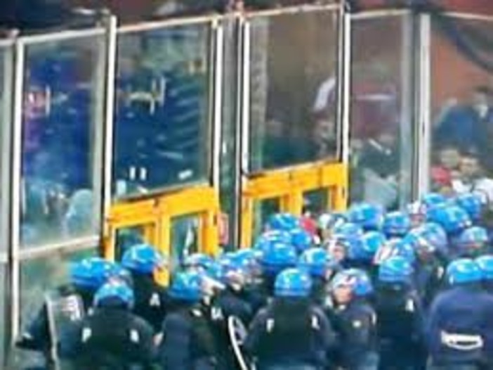 Disordini al Ferraris, i Poliziotti si ribellano: "le Società provvedano con servizi d’ordine privati e ben pagati” Disordini al Ferraris, i Poliziotti si ribellano: "le Società provvedano con servizi d’ordine privati e ben pagati”
