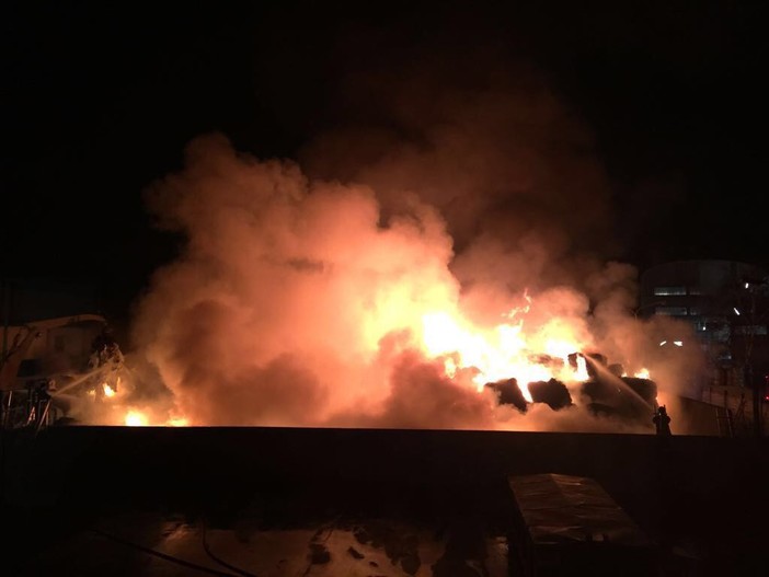 Incendio alla FG Riciclaggi, l'azienda afferma: "Al momento non possiamo fare una stima dei danni, lavoriamo per riprendere velocemente l'attività" Incendio alla FG Riciclaggi, l'azienda afferma: "Al momento non possiamo fare una stima dei danni, lavoriamo per riprendere velocemente l'attività"