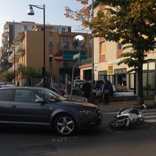 Auto contro moto ad Albenga, ferito in codice giallo al Santa Corona