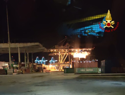 Savona, incendio al terminal Auto al porto, vanno a fuoco 17 mezzi (FOTO e VIDEO)