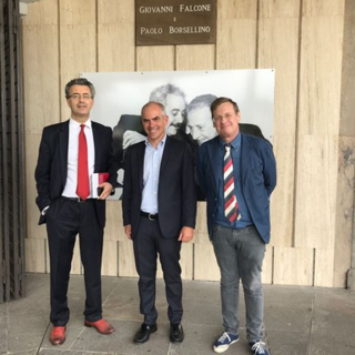 Nelle due foto: un precedente incontro tra il criminologo Padovano, l'allora sindaco (ora coordinatore dei consiglieri di maggioranza) Cangiano e il prof. Verde; la copertina di "Strategica Albenga"