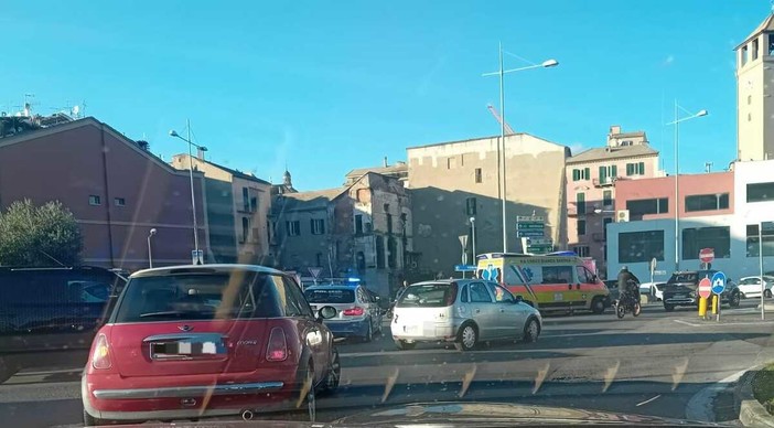 Savona, scontro tra veicoli alla rotonda di Corso Mazzini: rallentamenti al traffico, un ferito in codice giallo Savona, scontro tra veicoli alla rotonda di Corso Mazzini: rallentamenti al traffico, un ferito in codice giallo