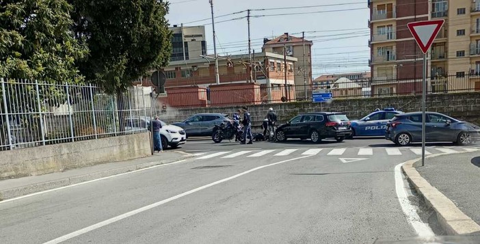 Savona, scontro tra un'auto e uno scooter tra via Vittime di Brescia e via Tissoni: traffico rallentato e feriti lievi Savona, scontro tra un'auto e uno scooter tra via Vittime di Brescia e via Tissoni: traffico rallentato e feriti lievi