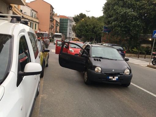 Vado Ligure, tamponamento tra due auto sulla via Aurelia: due codici gialli al San Paolo