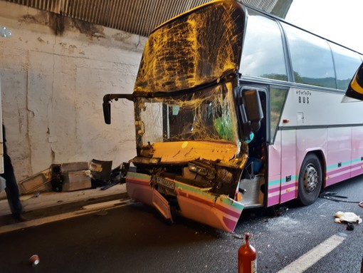Tir contro pullman, incidente sulla A10: code e rallentamenti Tir contro pullman, incidente sulla A10: code e rallentamenti
