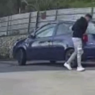 Si scontra in auto contro due ragazze e invece dei soccorsi lancia minacce, poi la fuga e la falsa denuncia di furto: denunciato (VIDEO)