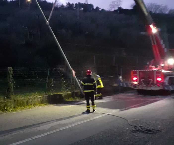 Quiliano, auto sbanda e finisce contro un palo della luce: intervento dei vigili del fuoco (FOTO)