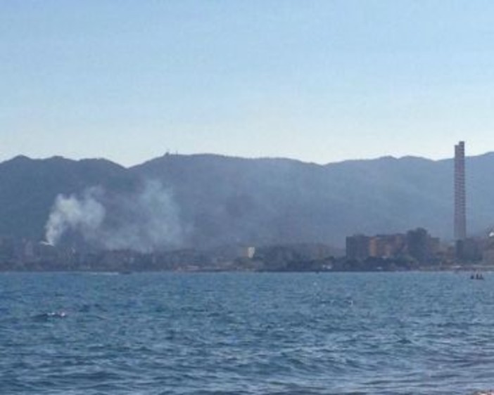 Vado Ligure, incendio sterpaglie a San Genesio