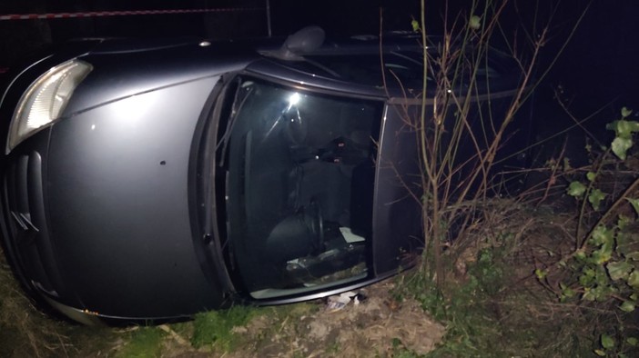 Auto si ribalta e finisce fuori strada a Verzi di Loano: una persona incastrata