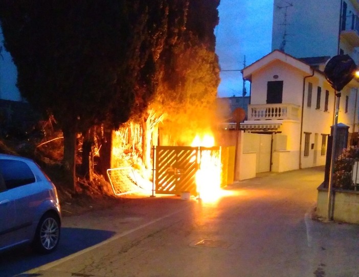 Pietra, incendio cassonetti in via Cesare Battisti: vigili del fuoco e carabinieri mobilitati (FOTO)