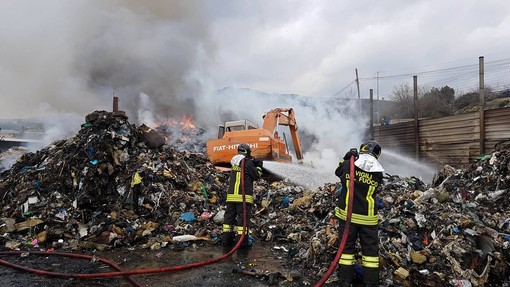 Incendio alla SARR di Cenesi, Loreto: “Troppe coincidenze per essere un incidente” FOTO E VIDEOINTERVISTE