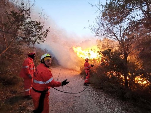 Incendio a Capo Noli: interviene il canadair (FOTO e VIDEO) Incendio a Capo Noli: interviene il canadair (FOTO e VIDEO)