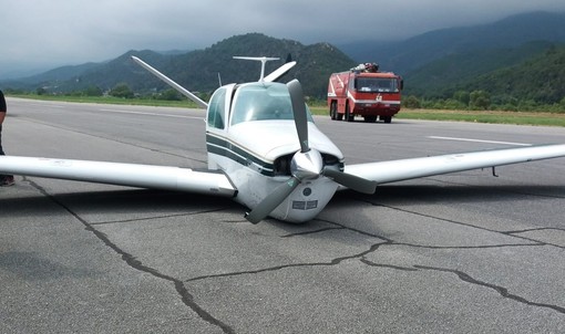 Il carrello dell'aereo non si apre durante l'atterraggio, paura all'aeroporto di Villanova d'Albenga