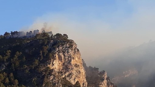 Incendio boschivo sulle alture finalesi: avviata la bonifica Incendio boschivo sulle alture finalesi: avviata la bonifica