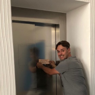 Albenga, sopralluogo del consigliere Ciangherotti a Palazzo Peloso Cepolla: "Strappato l'ennesimo cartello abusivo dall'ascensore pubblico"