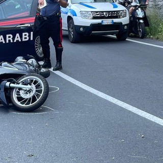 Brutta caduta in moto sull'Aurelia ad Alassio, una giovane ricoverata in codice rosso