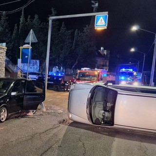 Auto cappottata in via Silvio Amico a Loano: tre feriti al Santa Corona (FOTO)