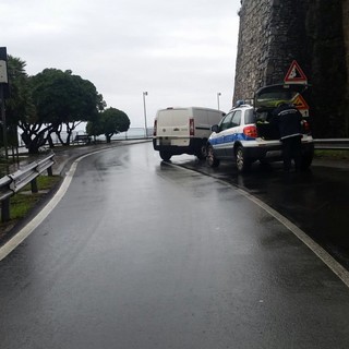 Celle Ligure, perde il controllo del furgone: incidente sulla via Aurelia (FOTO)