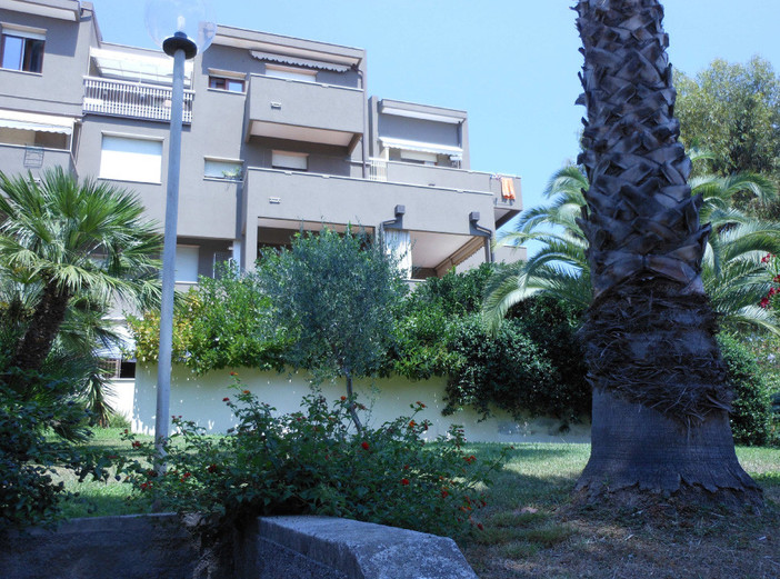 Nella foto: il condominio pietrese che ospita l'immobile in alienazione