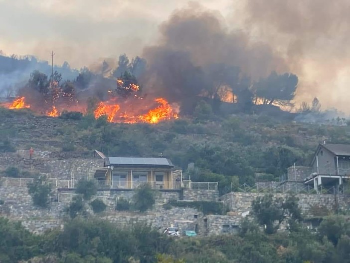 Alassio: terzo incendio boschivo in pochi giorni, evacuata la scuola dell'infanzia di Solva