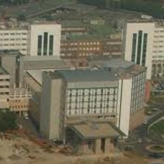 Ancora in gravissime condizioni l'uomo che si è dato fuoco ieri a Bologna