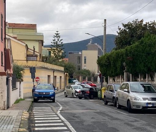 Loano, scontro tra auto in via Verdi: un ferito lieve, ma è polemica sulla sicurezza. Tognini (Nuova Grande Loano): "Incrocio pericoloso con segnaletica sbiadita da anni"