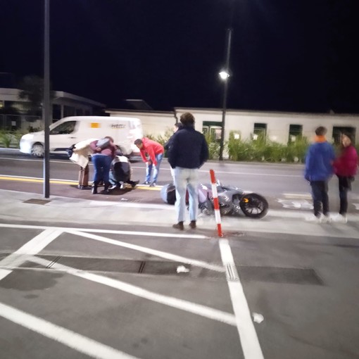 Savona, scontro tra un'auto e una moto a Zinola: un ricoverato Savona, scontro tra un'auto e una moto a Zinola: un ricoverato