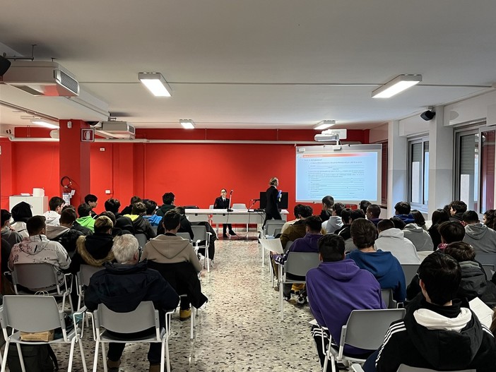 Studenti e futuri marittimi incontrano la Capitaneria di porto, tra navigazione e mondo del lavoro Studenti e futuri marittimi incontrano la Capitaneria di porto, tra navigazione e mondo del lavoro