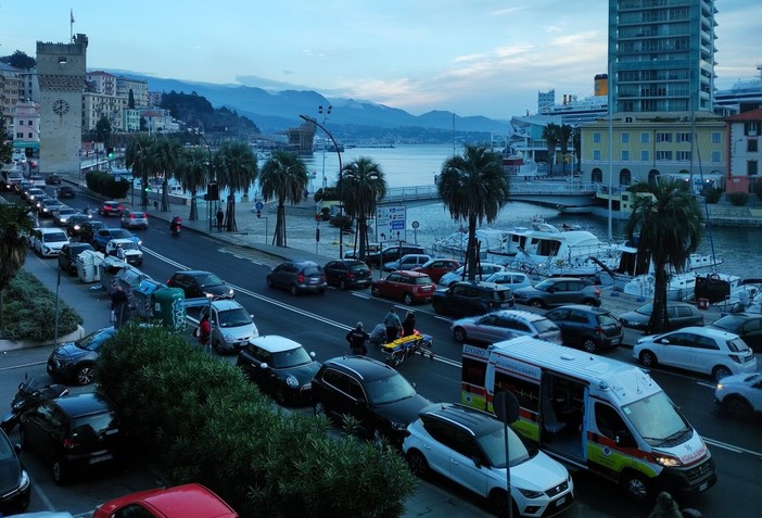 Savona, scontro tra moto e auto in via Gramsci: un codice giallo al San Paolo