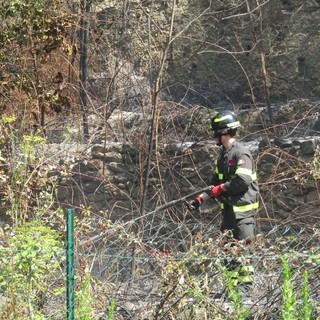 Savona, incendio di sterpaglie in via Beato Antonio Botta: intervento dei vigili del fuoco (FOTO)