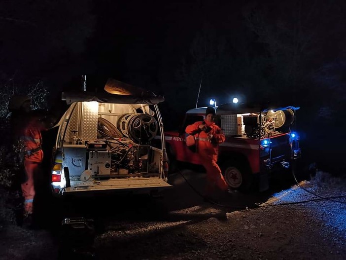 Circoscritto, ma non ancora spento l'incendio sulle alture finalesi. Si temono eventuali ripartenze Circoscritto, ma non ancora spento l'incendio sulle alture finalesi. Si temono eventuali ripartenze