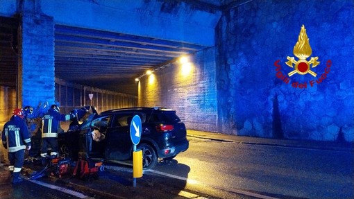 Auto contro il pilastro della galleria in via Vittime di Brescia: i vigili del fuoco estraggono il conducente Auto contro il pilastro della galleria in via Vittime di Brescia: i vigili del fuoco estraggono il conducente