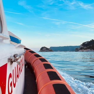 Imbarcazione alla deriva con due adolescenti a bordo, salvati dalla Guardia Costiera