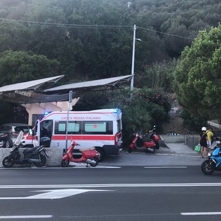 Bergeggi, scontro tra auto sull'Aurelia: due feriti in codice giallo al San Paolo