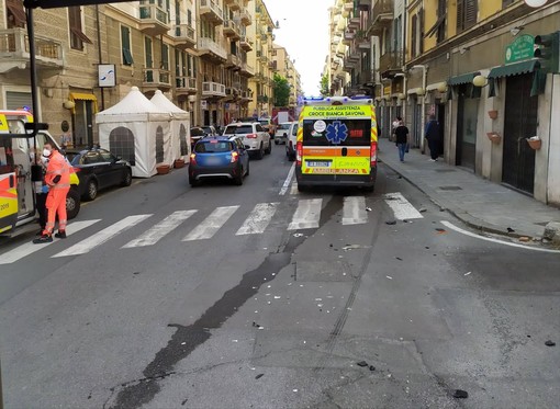 Savona, scontro tra mezzi in via XX Settembre: un ferito in codice giallo (FOTO)