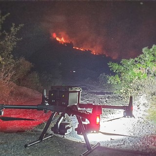 Arnasco, sotto controllo ma sempre attivo l'incendio boschivo: canadair mobilitato