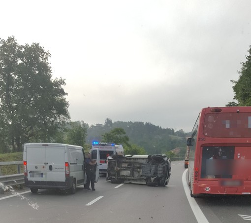 Altare, auto si cappotta sulla A6 Altare, auto si cappotta sulla A6
