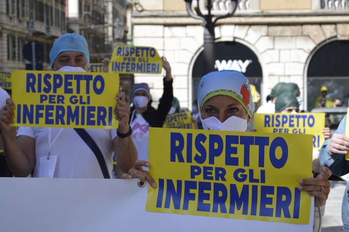 Nursing Up in piazza: &quot;Riconoscimento sociale e indennità infettivi per gli infermieri&quot; (FOTO e VIDEO)