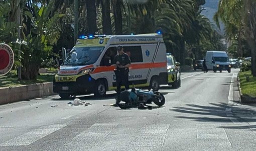 Finale, schianto lungo la via Aurelia all'incrocio con via Genova: una donna in codice giallo, uno scooter distrutto