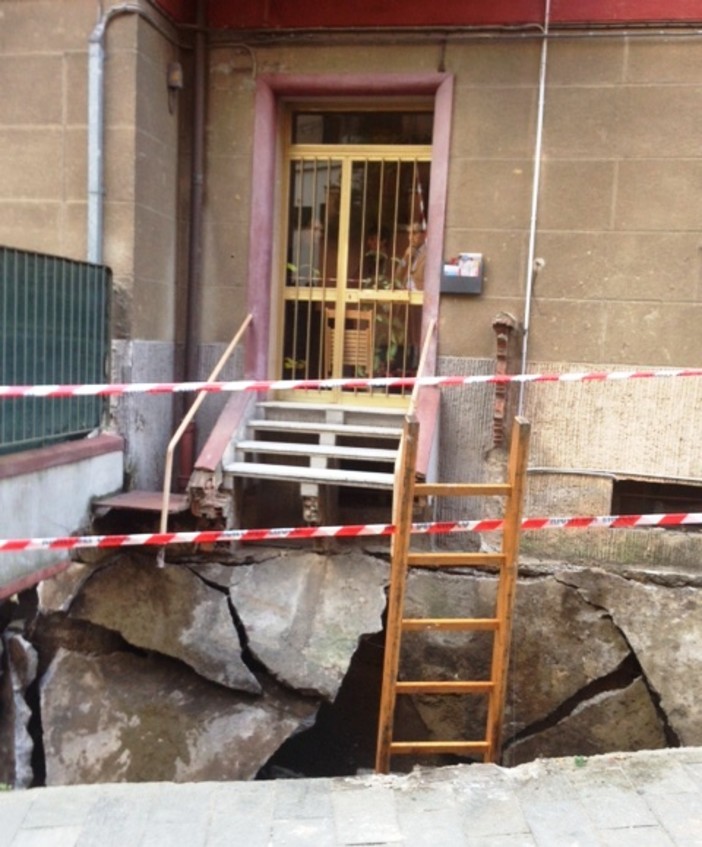 Crollo terrazzo in via Mignone: residenti spaventati da "un fortissimo boato" Crollo terrazzo in via Mignone: residenti spaventati da "un fortissimo boato"