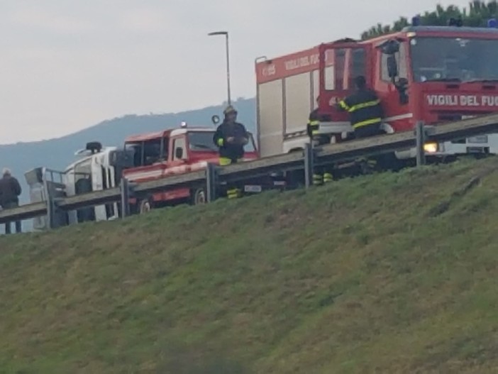 Doppio incidente al casello di Albenga, un furgone capottato e una macchina incidentata