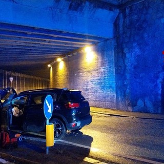Auto contro il pilastro della galleria in via Vittime di Brescia: i vigili del fuoco estraggono il conducente