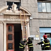 Savona, cede una porzione dell'ingresso di un palazzo di Piazza dei Della Rovere