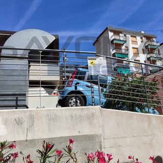 Sbaglia strada e anziché parcheggiare finisce sulle scale (FOTO)