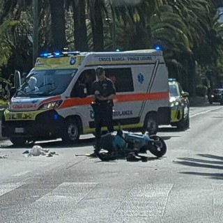 Finale, schianto lungo la via Aurelia all'incrocio con via Genova: una donna in codice giallo, uno scooter distrutto