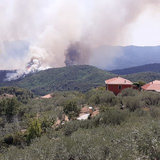 Incendio nell'albenganese: iniziato il rientro degli sfollati, in arrivo il terzo canadair (FOTO e VIDEO)