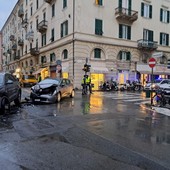 Savona, un nuovo incidente in via Luigi Corsi angolo via Montenotte; semafori ancora non funzionanti