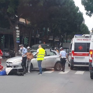 Auto investe donna a Savona: codice giallo al San Paolo (FOTO)